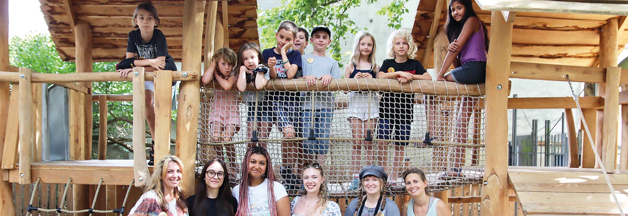Gruppenbild mit den Influencerinnen Tabea und Jesslyn sowie den Logi Fox Kinderreportern