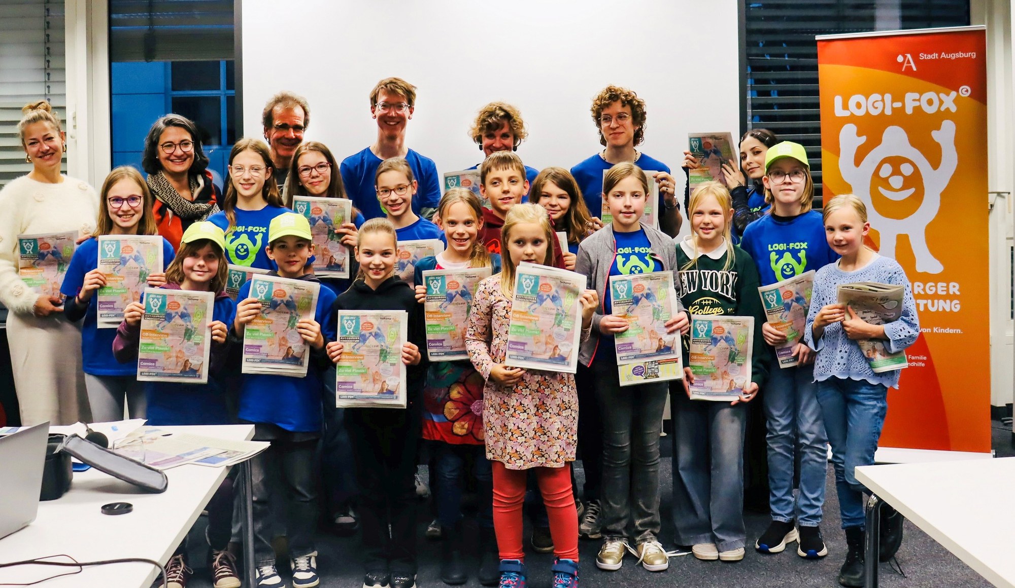 Die Kinderreporterinnen und Kinderreporter mit der neuen LOGI-FOX Ausgabe 27
